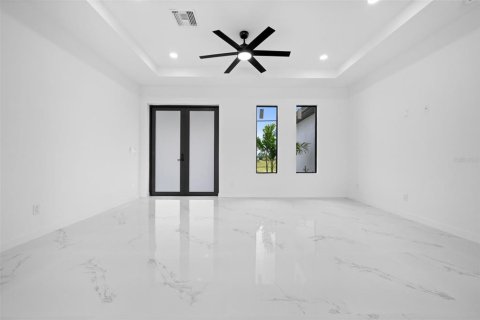House in Cape Coral, Florida 3 bedrooms, 130.99 sq.m. № 2258409 - photo 11