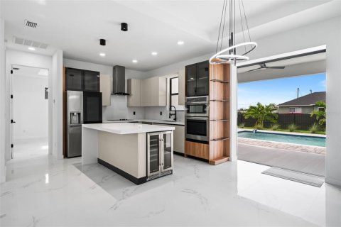 House in Cape Coral, Florida 3 bedrooms, 130.99 sq.m. № 2258409 - photo 9