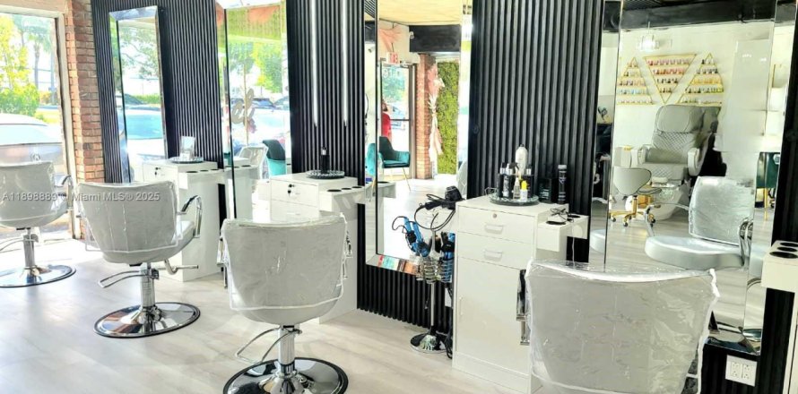 Propiedad comercial en Pembroke Pines, Florida № 1950746