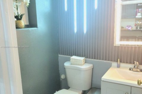 Propiedad comercial en venta en Pembroke Pines, Florida № 1950746 - foto 8