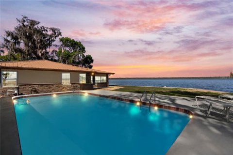 House in Lake Panasoffkee, Florida 2 bedrooms, 157.93 sq.m. № 1539233 - photo 1