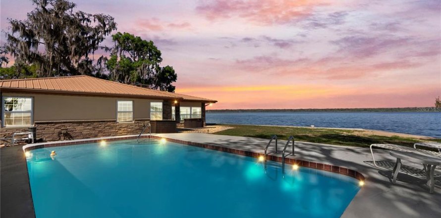 House in Lake Panasoffkee, Florida 2 bedrooms, 157.93 sq.m. № 1539233