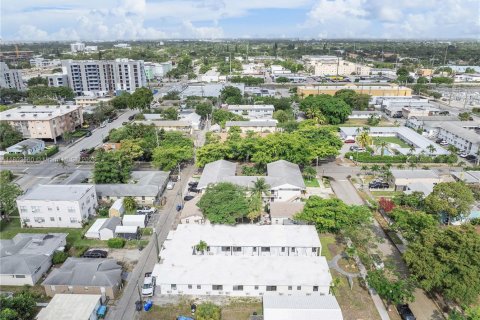 House in Hollywood, Florida 1 bedroom, 477.24 sq.m. № 1951895 - photo 21