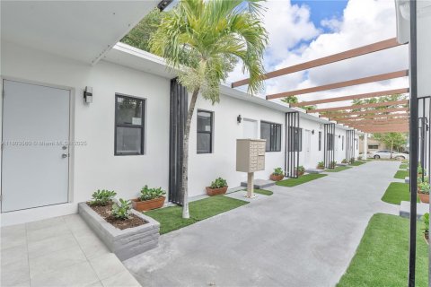 House in Hollywood, Florida 1 bedroom, 477.24 sq.m. № 1951895 - photo 11