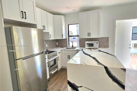 House in Hollywood, Florida 1 bedroom, 477.24 sq.m. № 1951895 - photo 22