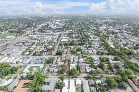 House in Hollywood, Florida 1 bedroom, 477.24 sq.m. № 1951895 - photo 15
