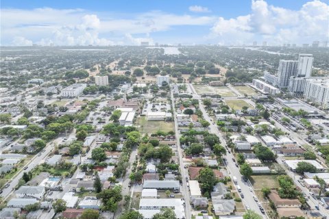 House in Hollywood, Florida 1 bedroom, 477.24 sq.m. № 1951895 - photo 16