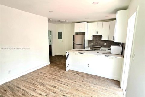 House in Hollywood, Florida 1 bedroom, 477.24 sq.m. № 1951895 - photo 23