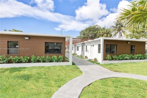 House in Hollywood, Florida 1 bedroom, 477.24 sq.m. № 1951895 - photo 4