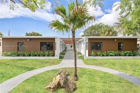 House in Hollywood, Florida 1 bedroom, 477.24 sq.m. № 1951895 - photo 1