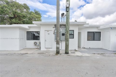 House in Hollywood, Florida 1 bedroom, 477.24 sq.m. № 1951895 - photo 12