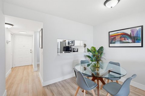 Condo in Lake Worth, Florida, 2 bedrooms № 2083940 - photo 6