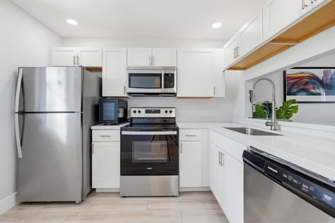 Condo in Lake Worth, Florida, 2 bedrooms № 2083940 - photo 3