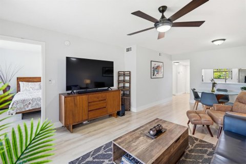 Condo in Lake Worth, Florida, 2 bedrooms № 2083940 - photo 9