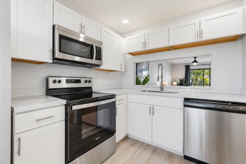 Condo in Lake Worth, Florida, 2 bedrooms № 2083940 - photo 4