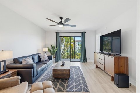 Condo in Lake Worth, Florida, 2 bedrooms № 2083940 - photo 8