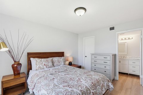 Condo in Lake Worth, Florida, 2 bedrooms № 2083940 - photo 10