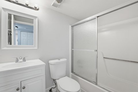 Condo in Lake Worth, Florida, 2 bedrooms № 2083940 - photo 12
