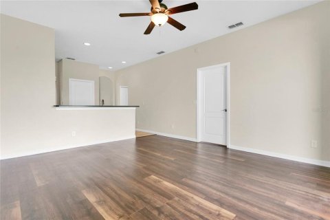 Townhouse in Sorrento, Florida 3 bedrooms, 140.19 sq.m. № 2151113 - photo 16
