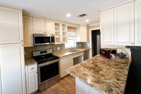 House in Fort Myers, Florida 3 bedrooms, 107.02 sq.m. № 2196182 - photo 4