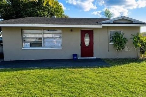 House in Fort Myers, Florida 3 bedrooms, 107.02 sq.m. № 2196182