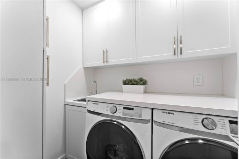 Casa en alquiler en Miami, Florida, 4 dormitorios, 219.62 m2 № 2010356 - foto 25