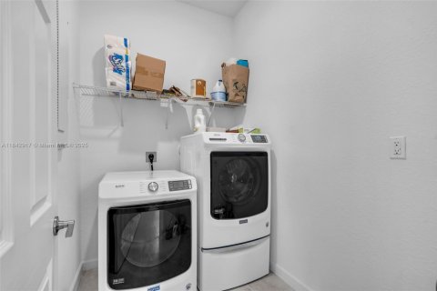 Casa en venta en Miami, Florida, 3 dormitorios, 178.37 m2 № 1836252 - foto 23