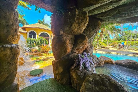 Casa en venta en Davie, Florida, 6 dormitorios, 425.49 m2 № 1978354 - foto 25