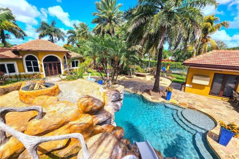 Casa en venta en Davie, Florida, 6 dormitorios, 425.49 m2 № 1978354 - foto 1