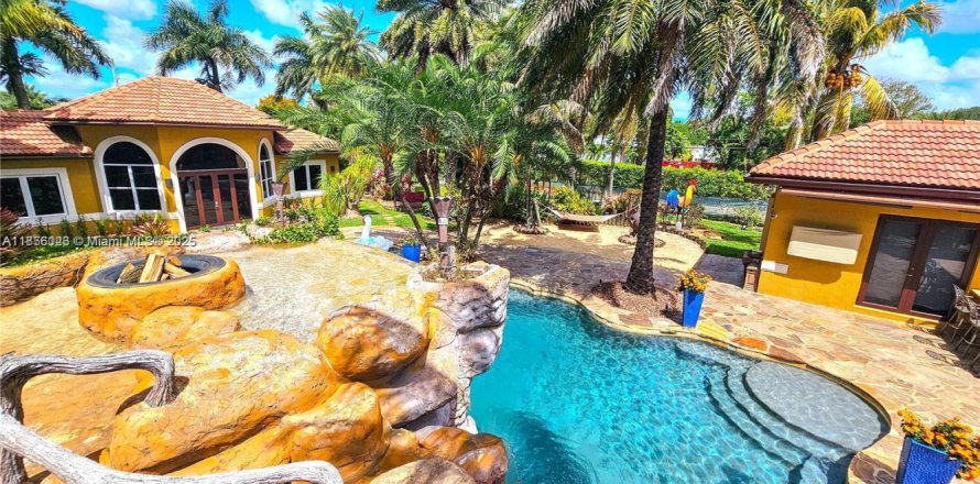 Casa en Davie, Florida 6 dormitorios, 425.49 m2 № 1978354