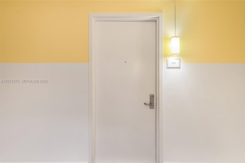 Condo in Miami, Florida, 1 bedroom  № 2190009 - photo 3