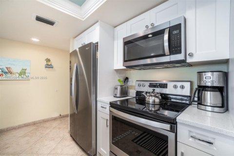 Condo in Fort Myers, Florida, 2 bedrooms  № 1957050 - photo 13