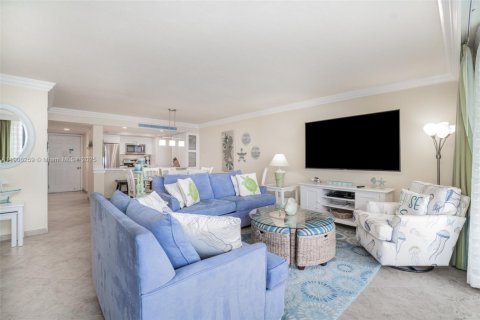 Condo in Fort Myers, Florida, 2 bedrooms  № 1957050 - photo 17