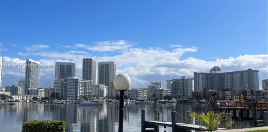 Condo à Hallandale Beach, Floride, 2 chambres  № 2088663