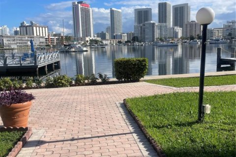 Copropriété à louer à Hallandale Beach, Floride: 2 chambres, 96.15 m2 № 2088663 - photo 2