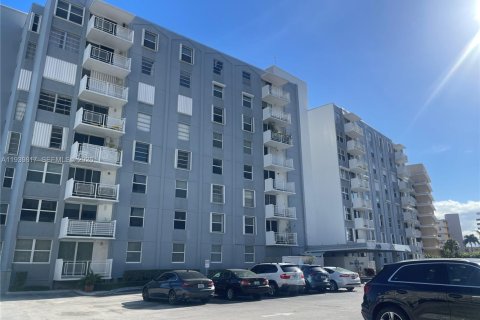 Copropriété à louer à Hallandale Beach, Floride: 2 chambres, 96.15 m2 № 2088663 - photo 3