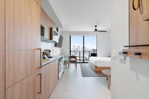 Estudio en el Condominio en Miami, Florida  № 2077288