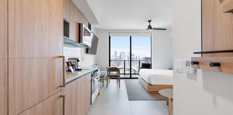 Estudio en el Condominio en Miami, Florida  № 2077288