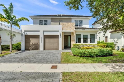 Casa en Miami, Florida 6 dormitorios, 290.6 m2 № 2355317
