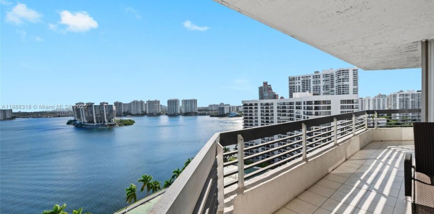 Кондоминиум с 2 спальнями в Авентура, Флорида № 1938872