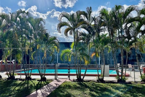 Condo in Hollywood, Florida, 2 bedrooms  № 2013833 - photo 3