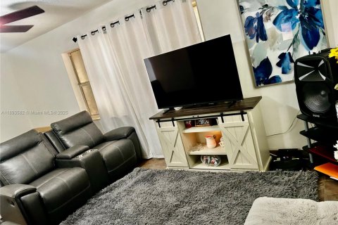 Condo in Hollywood, Florida, 2 bedrooms  № 2013833 - photo 11