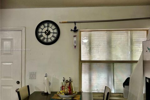 Condo in Hollywood, Florida, 2 bedrooms  № 2013833 - photo 12