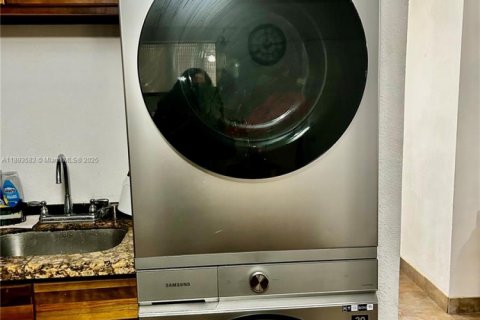 Condo in Hollywood, Florida, 2 bedrooms  № 2013833 - photo 16