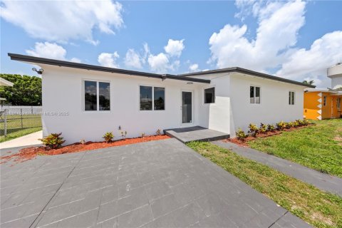 House in Homestead, Florida 4 bedrooms, 148.83 sq.m. № 1783961 - photo 1