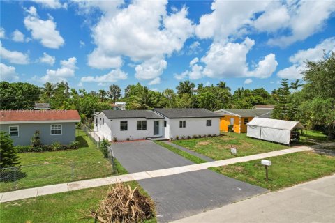 House in Homestead, Florida 4 bedrooms, 148.83 sq.m. № 1783961 - photo 21