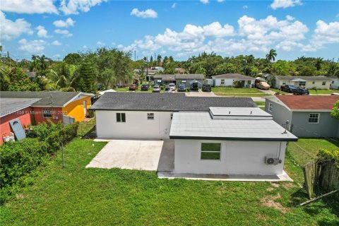 House in Homestead, Florida 4 bedrooms, 148.83 sq.m. № 1783961 - photo 22