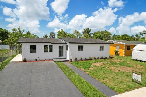 House in Homestead, Florida 4 bedrooms, 148.83 sq.m. № 1783961 - photo 2
