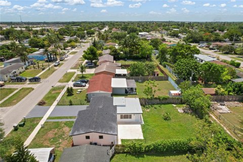 House in Homestead, Florida 4 bedrooms, 148.83 sq.m. № 1783961 - photo 25
