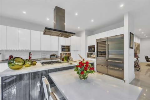Купить виллу или дом в Майами, Флорида 5 спален, 348.29м2, № 2053905 - фото 11